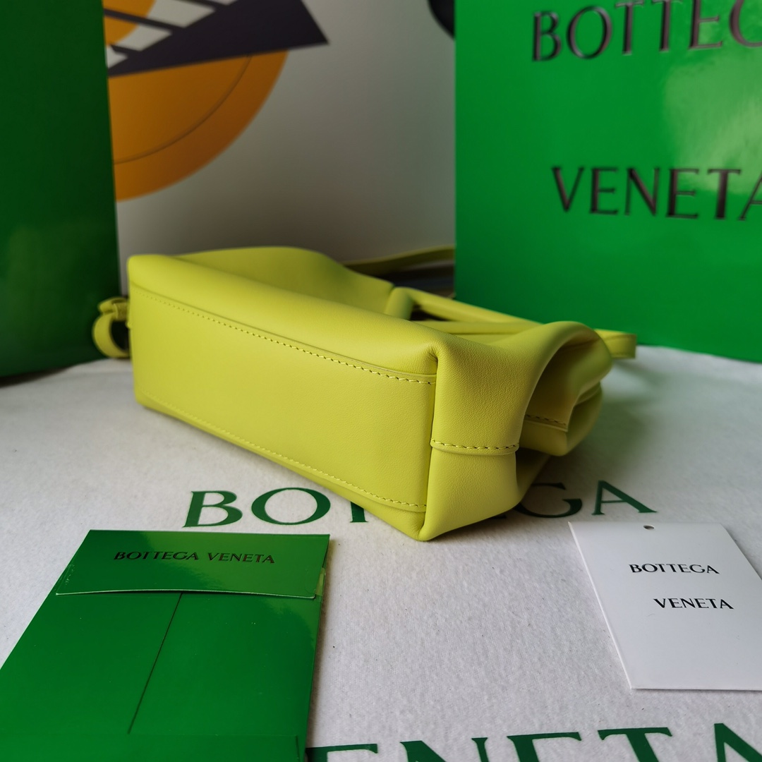 보테가베네타 The Triangle 미니 파우치 형광 숄더백